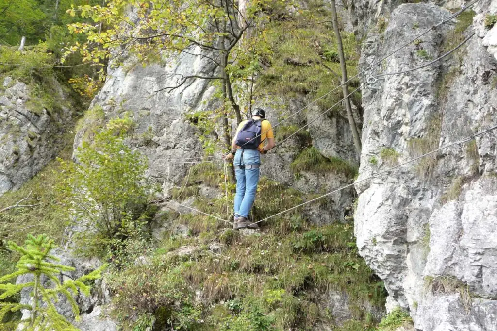 Auf der Mitte der Seilbrücke kurz vorm heiklen Umhängen der Klettersteigkarabiner. Hier ist die Brücke am wackeligsten ;-)