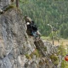 ...und einer von unten. Beide sind - nun ja, sagen wir mal "suboptimal". Schön sieht man hier auch das extreme Schwingen der Seilbrücke am Seil der Zwischensicherung ...und einer von unten. Beide sind - nun ja, sagen wir mal "suboptimal". Schön sieht man hier auch das extreme Schwingen der Seilbrücke am Seil der Zwischensicherung