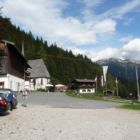Am Parkplatz vom Adolari Klettersteig. Im Hintergrund ist schön das Felsmassiv der Steinplatte zu erkennen. Am Parkplatz vom Adolari Klettersteig. Im Hintergrund ist schön das Felsmassiv der Steinplatte zu erkennen.