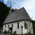 Die schöne Kapelle St. Adolari mit den vielen Dachschindeln Die schöne Kapelle St. Adolari mit den vielen Dachschindeln