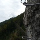 Der Schritt auf diesen ausgesetzten Bügel und der auf den nächsten Bügel über einen Überhang ist die Schlüsselstelle! Der Schritt auf diesen ausgesetzten Bügel und der auf den nächsten Bügel über einen Überhang ist die Schlüsselstelle!