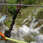 ...und das ganze noch aus der Subjektive. Einen Karabiner hänge ich noch um ins andere Seil, damit nicht beide am selben Sicherungsseil hängen. ...und das ganze noch aus der Subjektive. Einen Karabiner hänge ich noch um ins andere Seil, damit nicht beide am selben Sicherungsseil hängen.