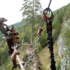 Der Flying Fox. Links der Hauptlaufschlitten, rechts die Sicherungsrolle. Achtung die Karabiner sind hier falsch, ich hänge sie später noch hinter den Laufschlitten. Der Flying Fox. Links der Hauptlaufschlitten, rechts die Sicherungsrolle. Achtung die Karabiner sind hier falsch, ich hänge sie später noch hinter den Laufschlitten.