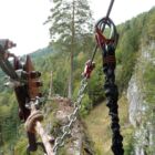 Der Flying Fox. Links der Hauptlaufschlitten, rechts die Sicherungsrolle. Achtung die Karabiner sind hier falsch, ich hänge sie später noch hinter den Laufschlitten. Der Flying Fox. Links der Hauptlaufschlitten, rechts die Sicherungsrolle. Achtung die Karabiner sind hier falsch, ich hänge sie später noch hinter den Laufschlitten.