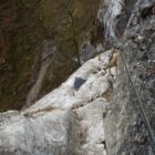 Achtung! Wenn hier die Schrofen vom Wasserfall nass sind wirds unangenehm. Achtung! Wenn hier die Schrofen vom Wasserfall nass sind wirds unangenehm.