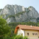 Der Gasthof Drachenwand vor der majestätischen Kulisse Tipp: Maus zentrieren und mit den Pfeiltasten links/rechts durchklicken. Der Gasthof Drachenwand vor der majestätischen Kulisse Tipp: Maus zentrieren und mit den Pfeiltasten links/rechts durchklicken.