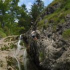 ...erkennt man einen Kletterer hoch überm Wasserfall. So gehts also weiter...