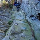 Die Einstiegsrampe (B). Blaue Klammern gehören dem Kinderklettersteig ;-) Die Einstiegsrampe (B). Blaue Klammern gehören dem Kinderklettersteig ;-)