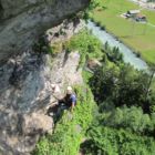 Ein paar Mal geht es ausgesetzt um Felsnasen herum. Ein paar Mal geht es ausgesetzt um Felsnasen herum.