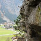 Es bedarf schon etwas Mut auf diese ausgesetzten Bügel zu steigen... Es bedarf schon etwas Mut auf diese ausgesetzten Bügel zu steigen...
