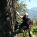 Kurze Rast nach der Schlüsselstelle. Die Bandschlinge mit Rastkarabiner machts möglich. Kurze Rast nach der Schlüsselstelle. Die Bandschlinge mit Rastkarabiner machts möglich.