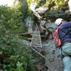 Die Passage mit den Aluleitern. Hier sollte man möglichst früh auf die untere Leiter steigen. Die Passage mit den Aluleitern. Hier sollte man möglichst früh auf die untere Leiter steigen.