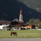Das malerische Örtchen Nassereith mit seiner Dorfkirche Das malerische Örtchen Nassereith mit seiner Dorfkirche