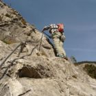Auf der Kante nach dem Einstieg. Jetzt geht es schräg am Hang bergauf. Auf der Kante nach dem Einstieg. Jetzt geht es schräg am Hang bergauf.