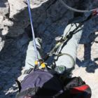 Dicht am Felsen über dem Abgrund...