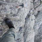 Bitte sich hier an den Schuhen KEIN Beispiel nehmen! Das sind "Billigtreter" und auf keinen Fall für Klettersteige geeignet.