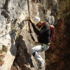 Hier steigt man zuerst rückwärts steil hinunter auf den Abgrund zu... Hier steigt man zuerst rückwärts steil hinunter auf den Abgrund zu...