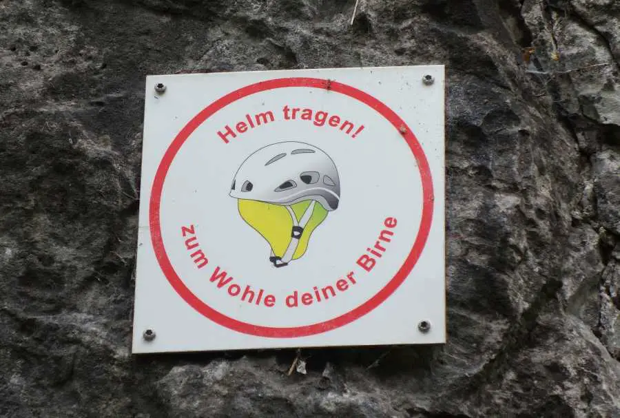 Klettersteig Risiken: Helm tragen Schild