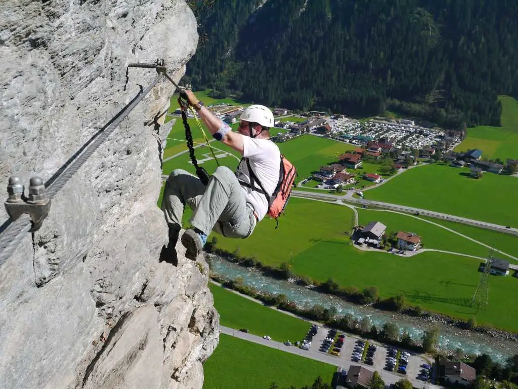 Klettersteig Voraussetzungen: Pfeilspitzwandklettersteig über dem Abgrund