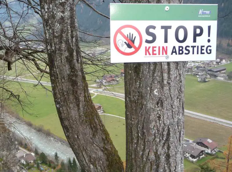 Verhaltensregeln auf Klettersteigen Stop - Kein Abstieg Schild