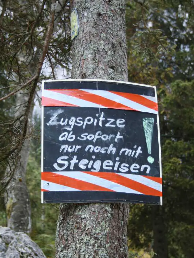 Klettersteigausrüstung: Zugspitze Klettersteig Steigeisen Warnschild